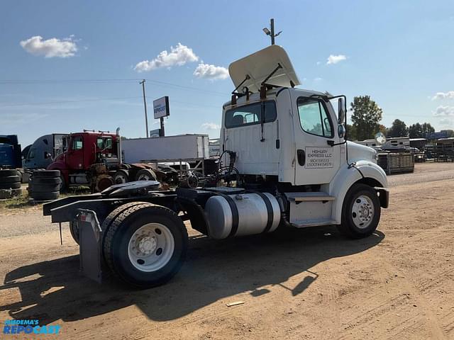 Image of Freightliner M2 112 equipment image 2