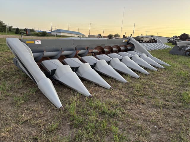 Image of Gleaner 3000 equipment image 2