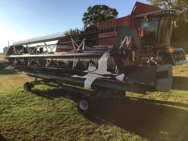 Image of Gleaner 8200 equipment image 3