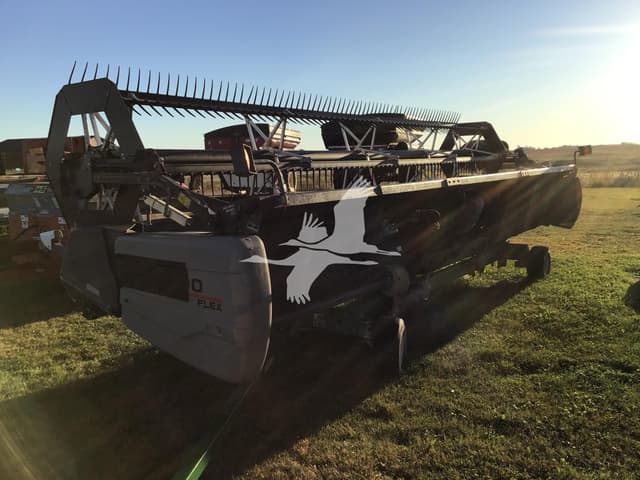 Image of Gleaner 8200 equipment image 2