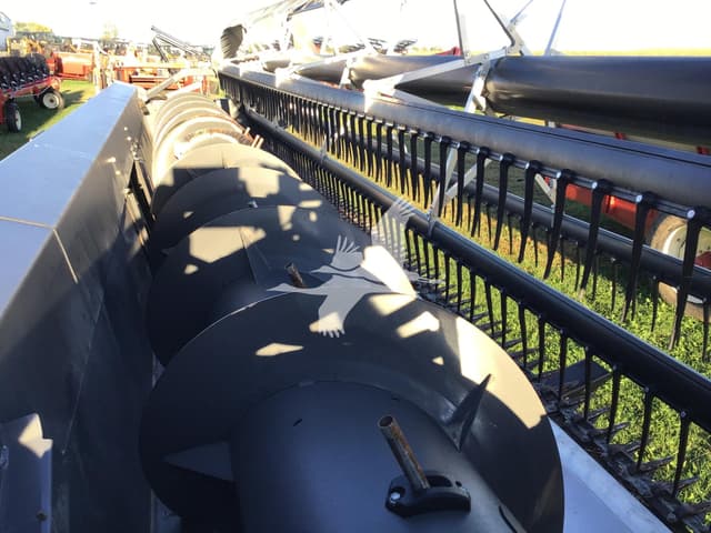 Image of Gleaner 8200 equipment image 4