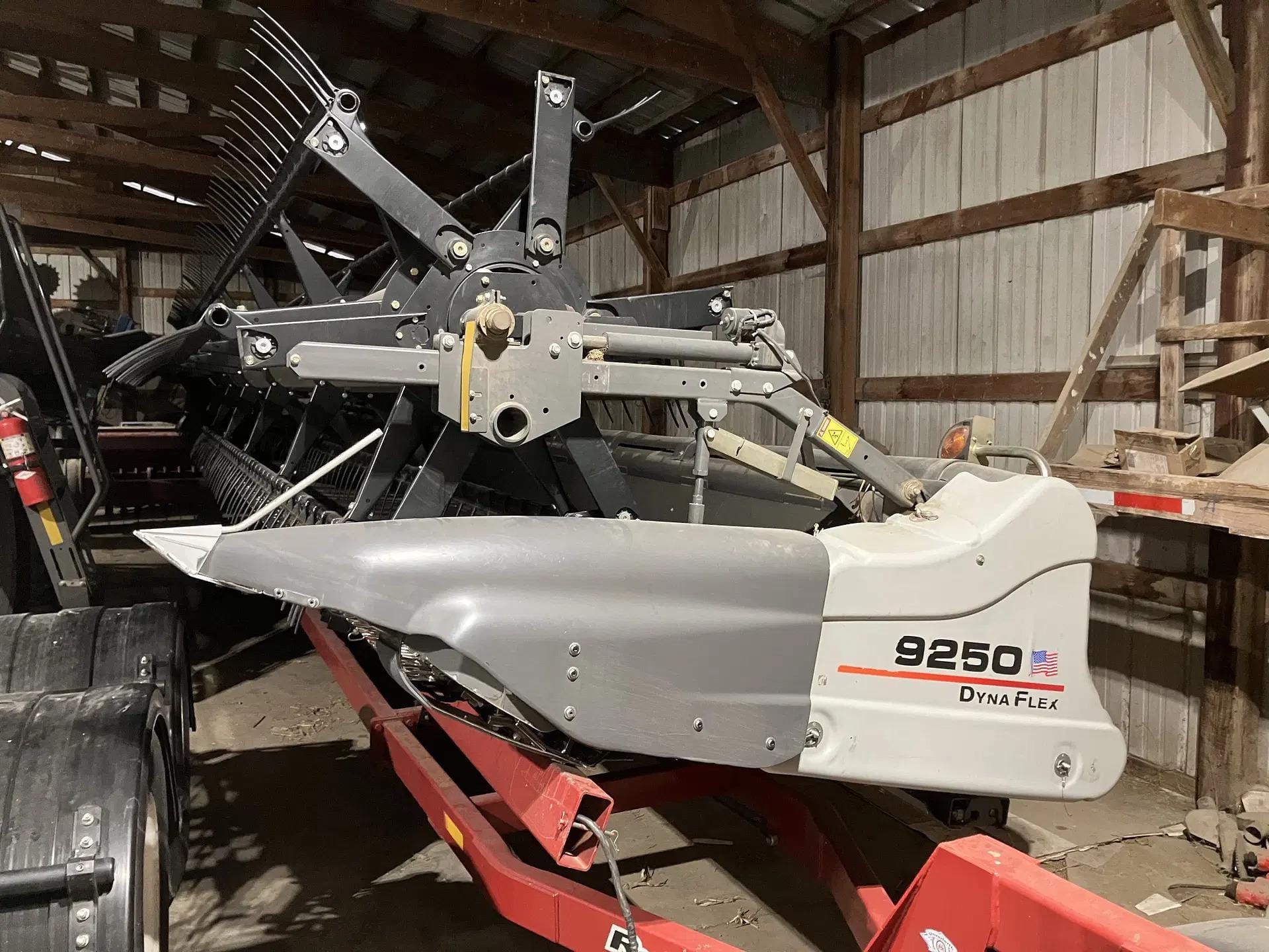 2014 Gleaner 9250 Equipment Image0