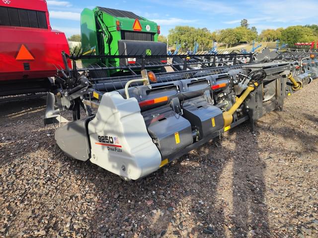 Image of Gleaner 9250 equipment image 2