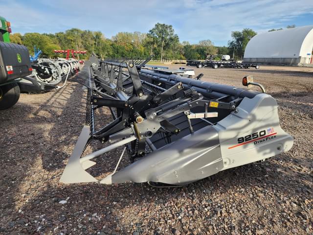 Image of Gleaner 9250 equipment image 1