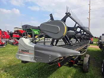 2014 Gleaner 9250 Equipment Image0