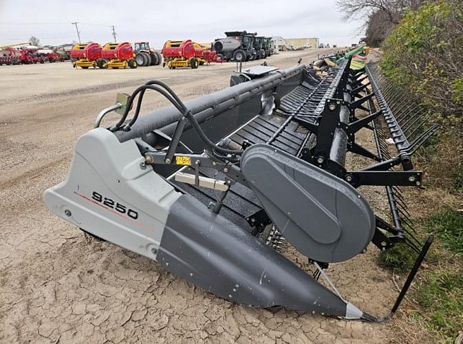 Image of Gleaner 9250 Primary Image