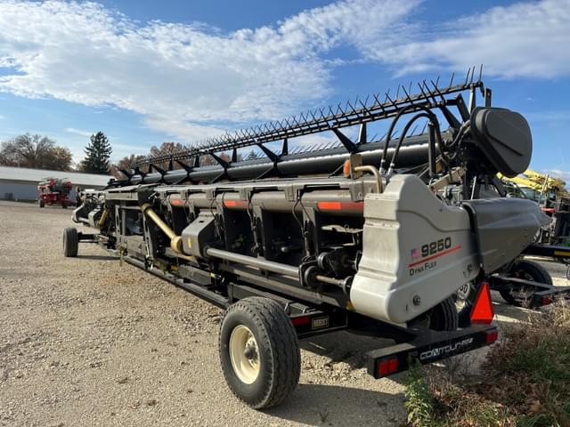 Image of Gleaner 9250 equipment image 4