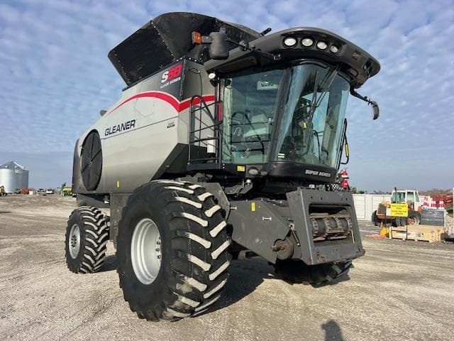 Image of Gleaner S68 equipment image 1