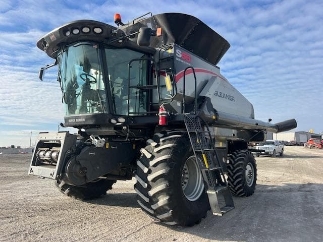 Image of Gleaner S68 equipment image 3