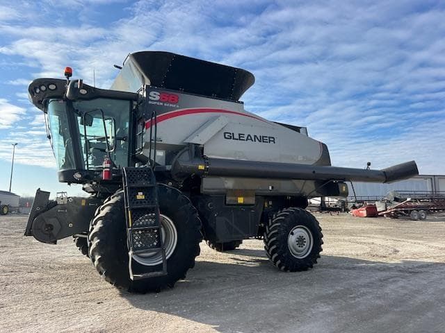 Image of Gleaner S68 equipment image 2
