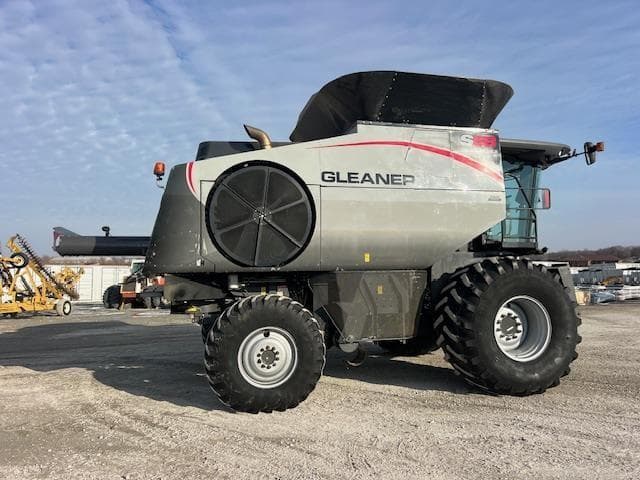 Image of Gleaner S68 equipment image 4