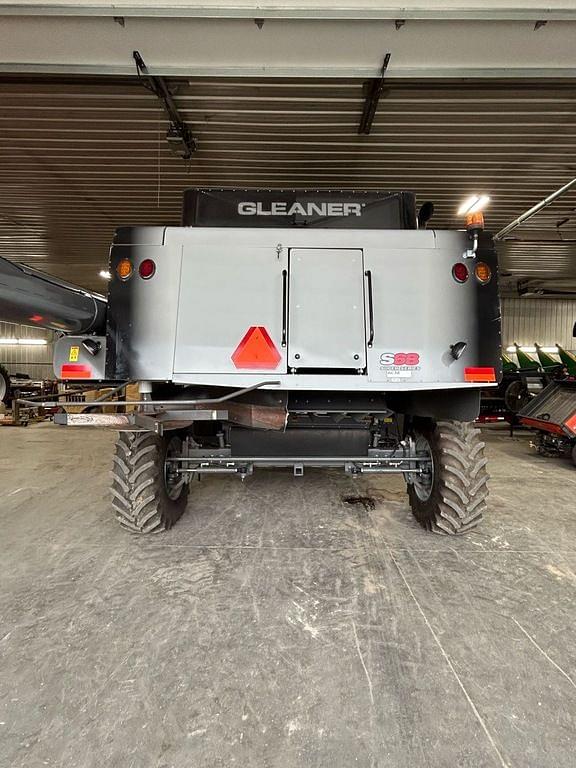 Image of Gleaner S68 equipment image 3