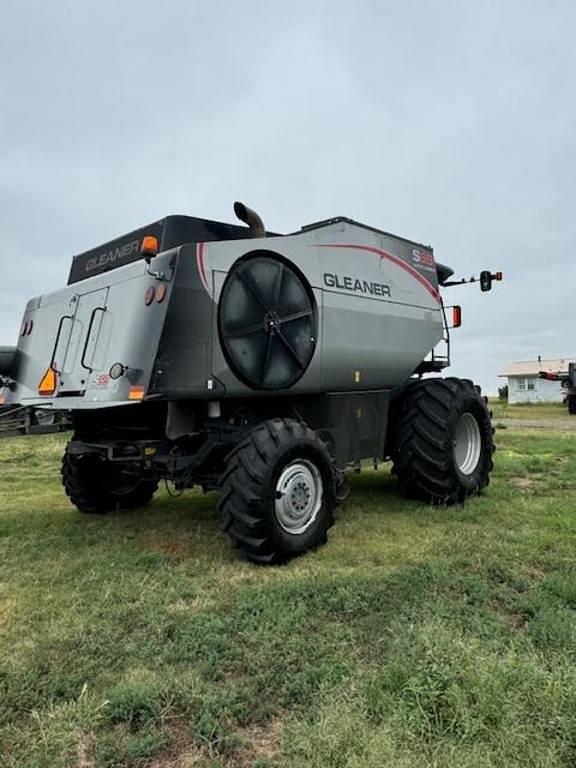 Image of Gleaner S68 equipment image 3