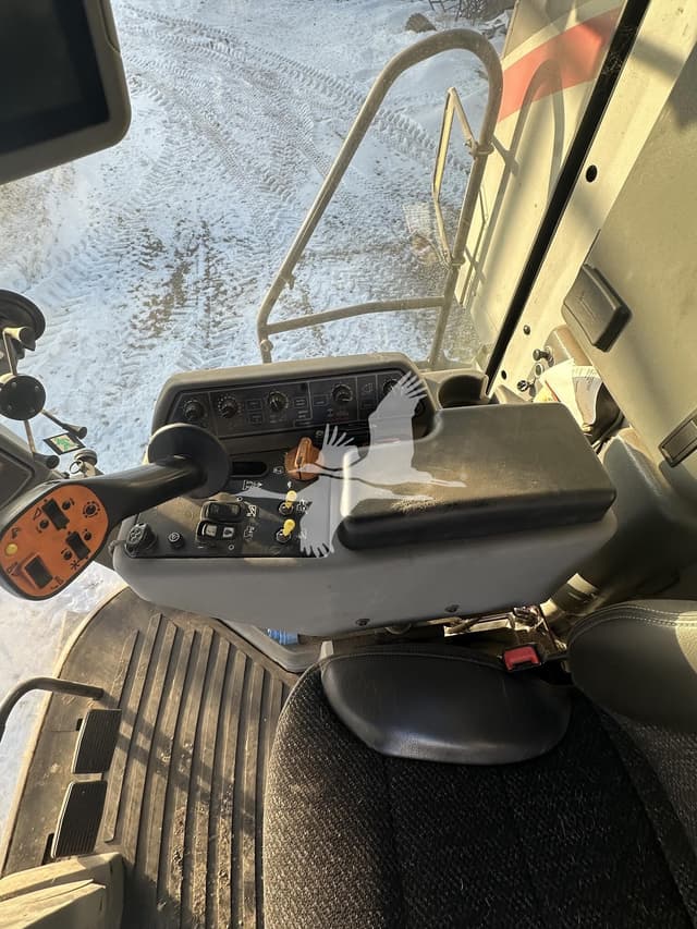 Image of Gleaner S68 equipment image 3