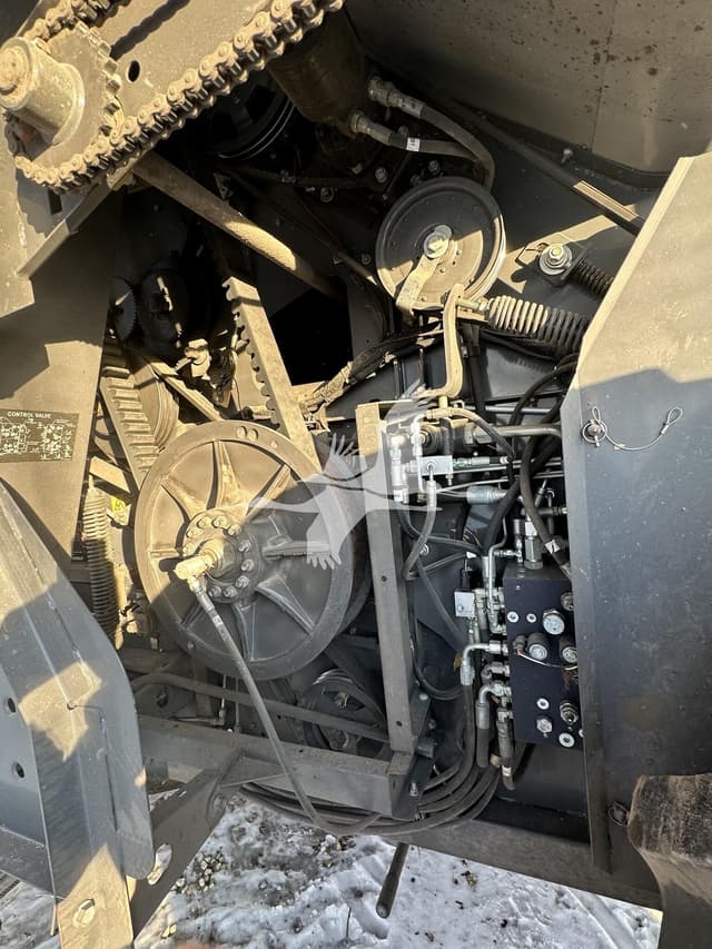 Image of Gleaner S68 equipment image 4