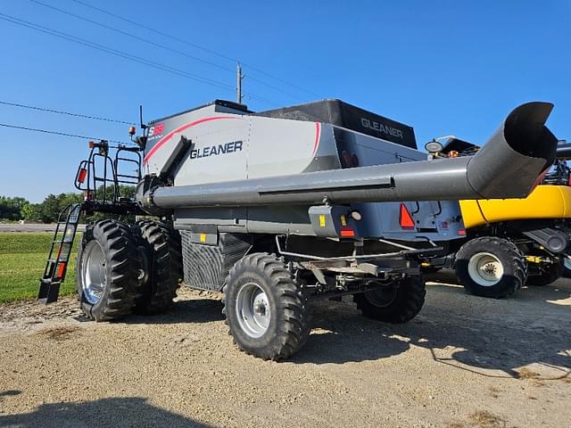 Image of Gleaner S68 equipment image 2