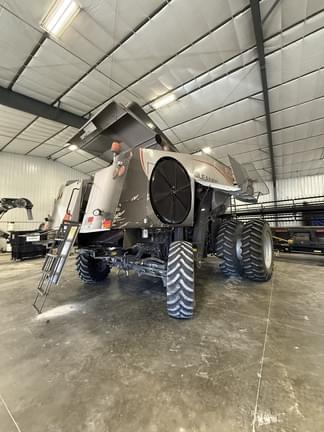 Image of Gleaner S68 equipment image 1