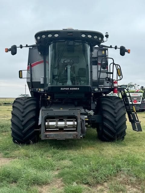 Image of Gleaner S68 equipment image 4