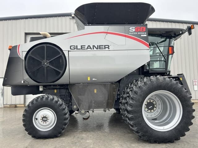 Image of Gleaner S68 equipment image 3