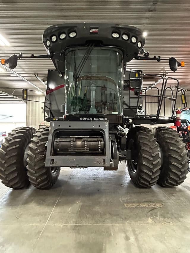 Image of Gleaner S68 equipment image 1