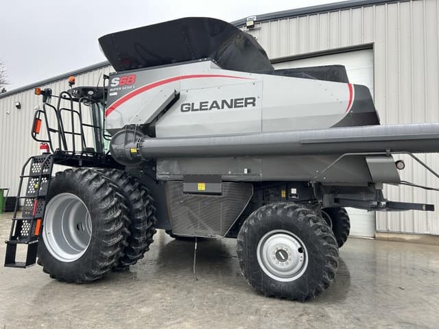 Image of Gleaner S68 equipment image 4