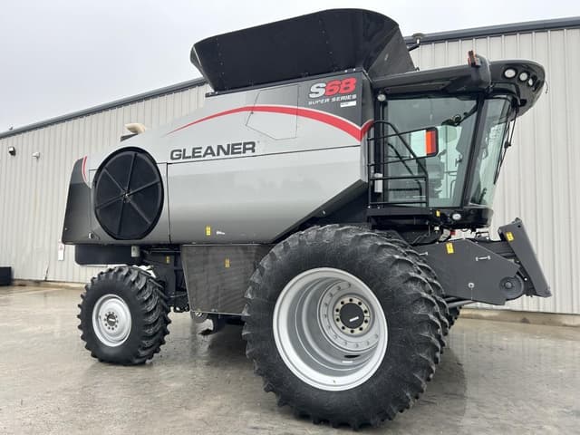 Image of Gleaner S68 equipment image 1