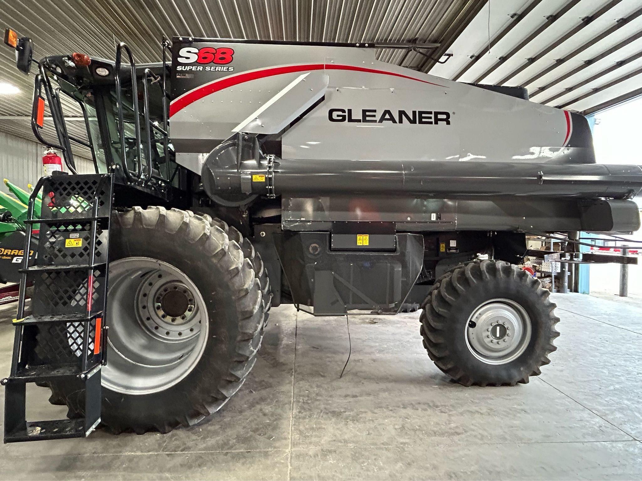 2014 Gleaner S68 Equipment Image0