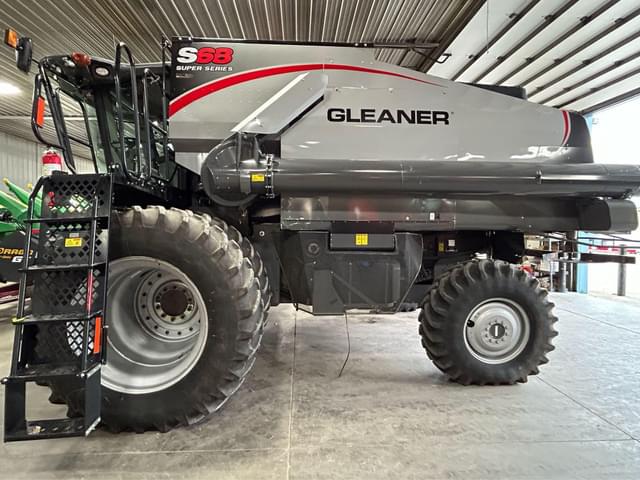 Image of Gleaner S68 equipment image 1