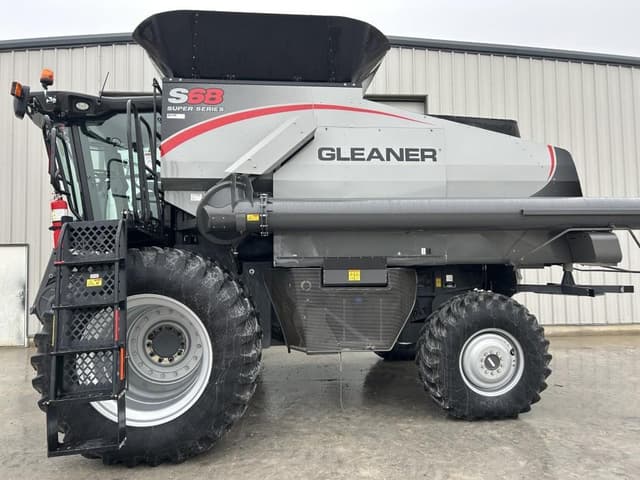 Image of Gleaner S68 equipment image 2
