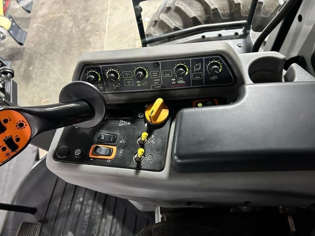 Image of Gleaner S68 equipment image 3