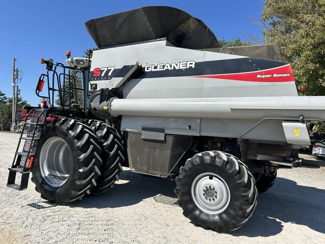 Image of Gleaner S77 equipment image 4