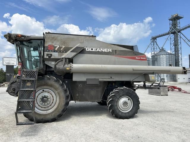 Image of Gleaner S77 equipment image 2