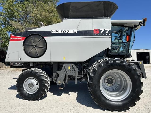 Image of Gleaner S77 equipment image 3