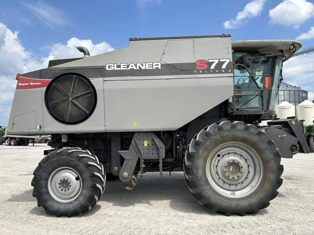 Image of Gleaner S77 equipment image 4