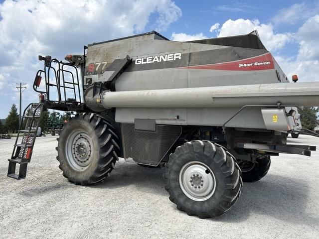 Image of Gleaner S77 equipment image 3