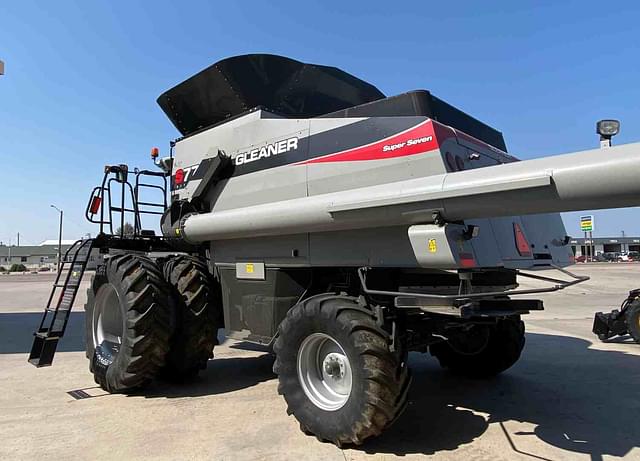 Image of Gleaner S77 equipment image 3