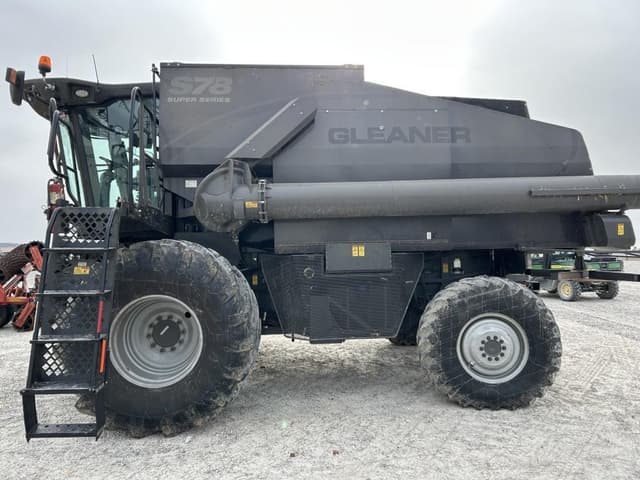 Image of Gleaner S78 equipment image 2