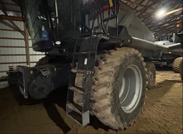 Image of Gleaner S78 equipment image 1