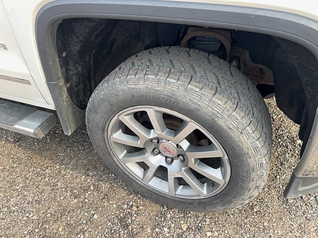 Image of GMC Sierra 1500 equipment image 3