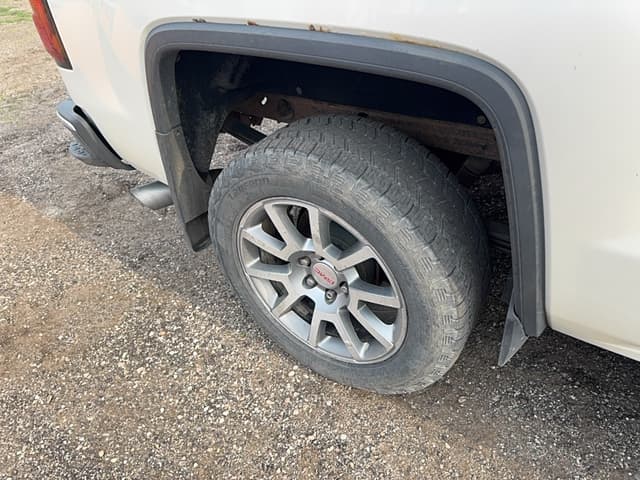 Image of GMC Sierra 1500 equipment image 4