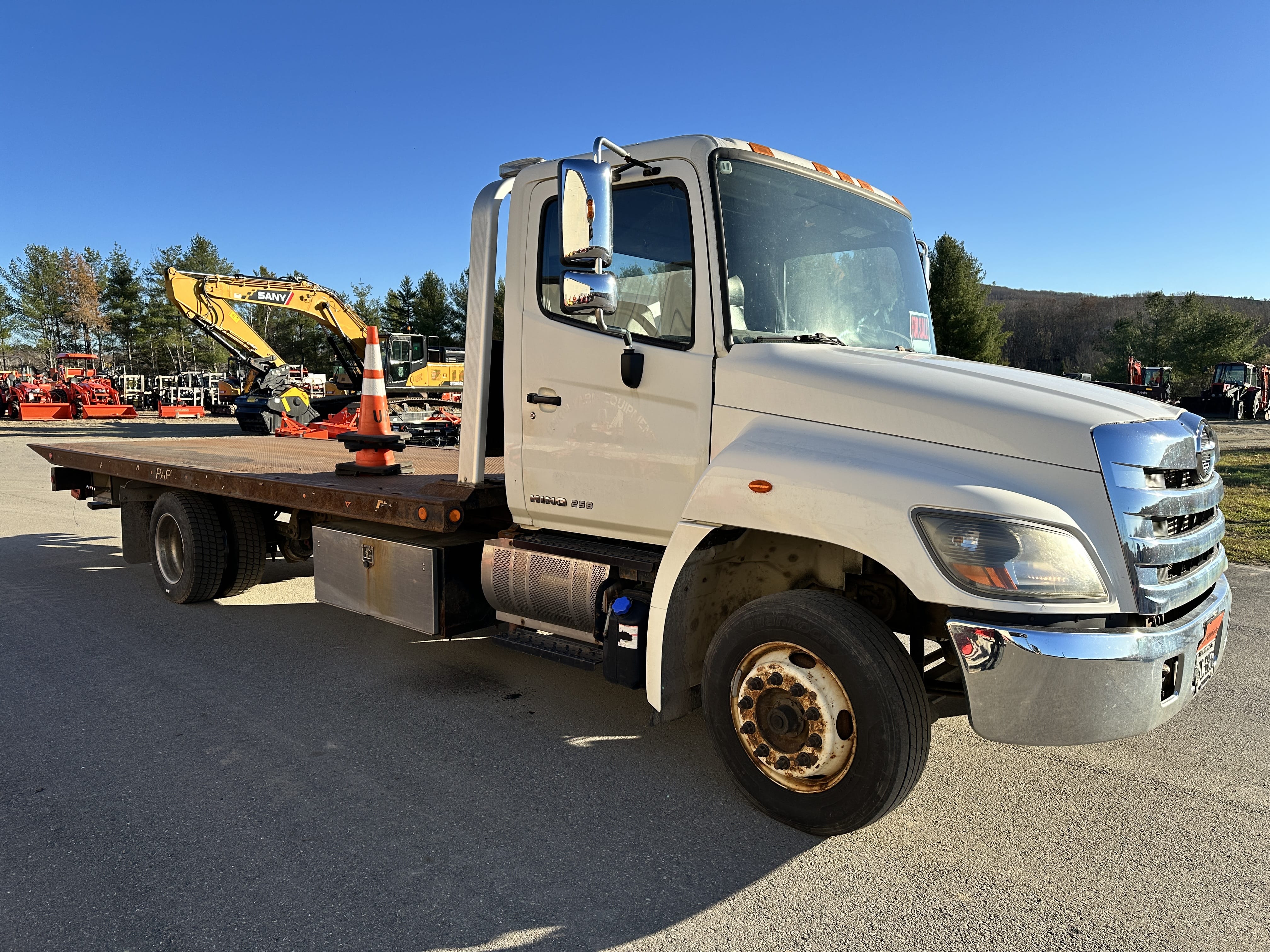 2014 Hino 258 Equipment Image0