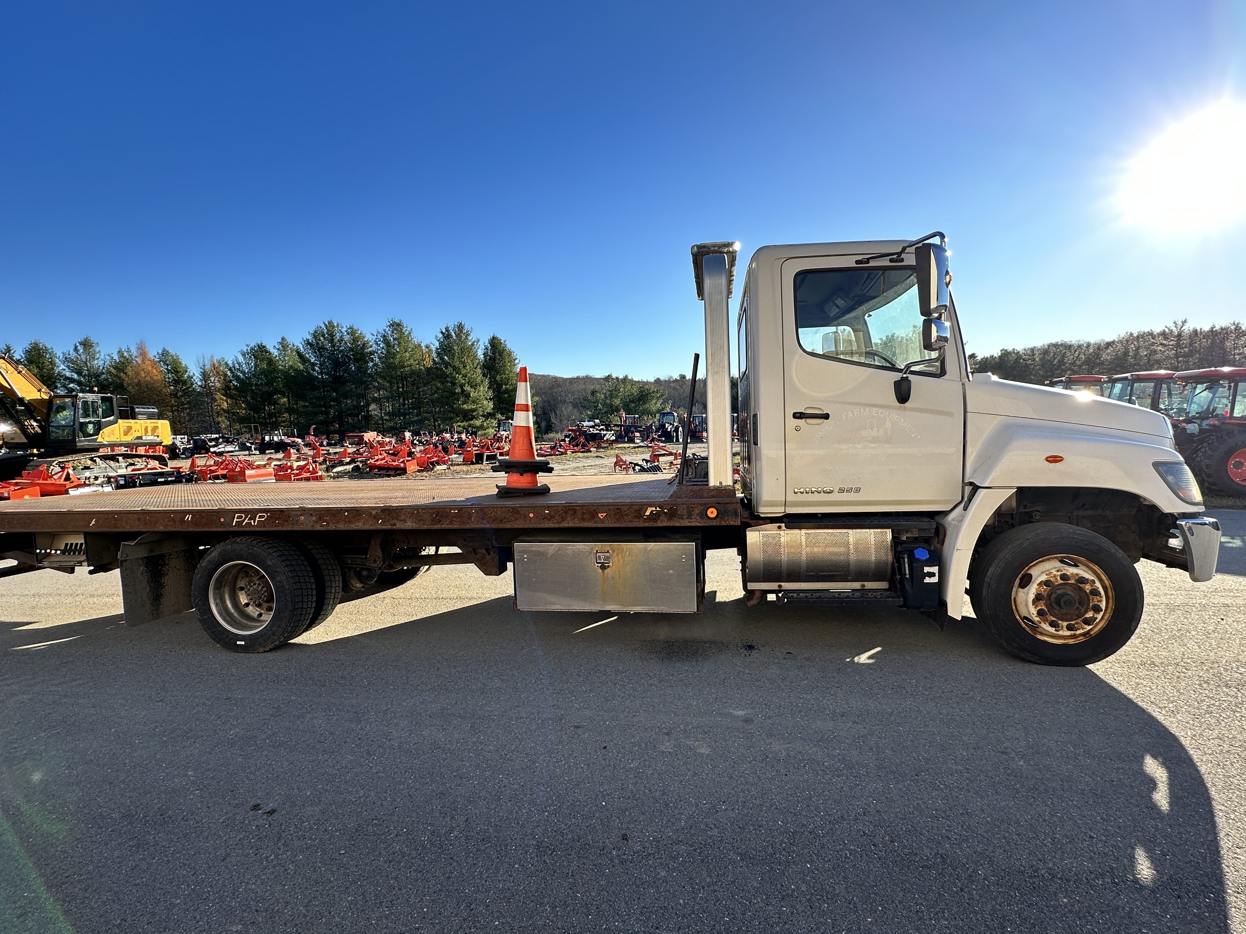 2014 Hino 258 Equipment Image0