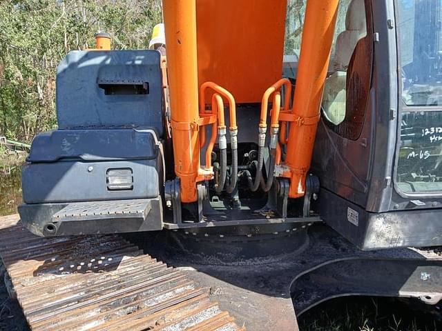 Image of Hitachi ZX210LC-5N equipment image 4