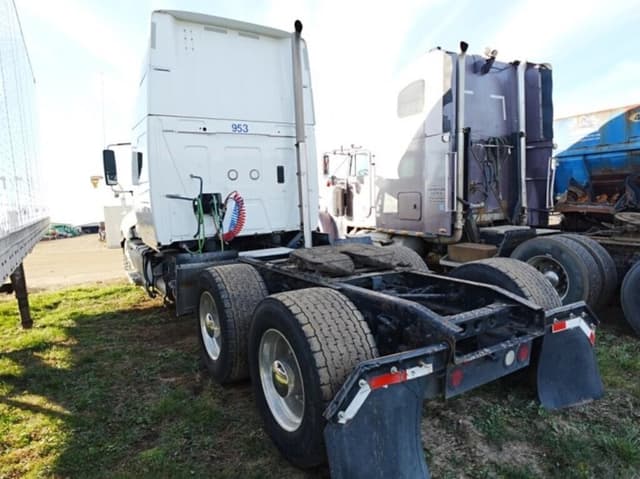Image of International ProStar Plus 122 equipment image 2