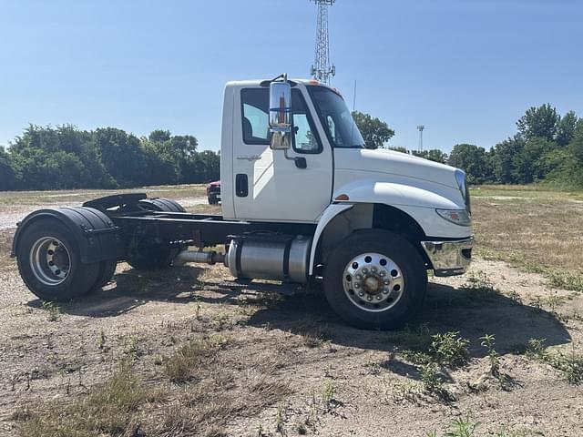 Image of International 4400 equipment image 4