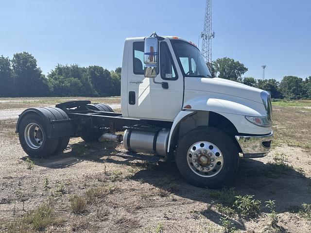 Image of International 4400 equipment image 3
