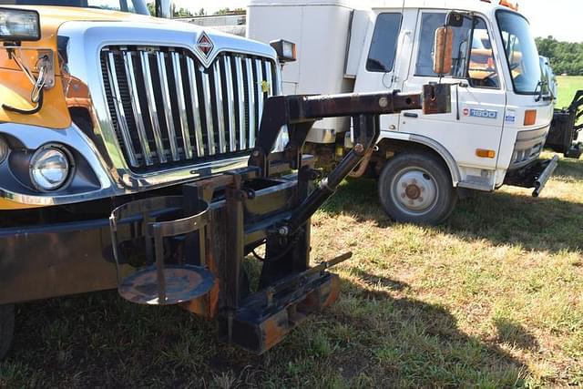 Image of International 7300 equipment image 3