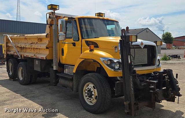 Image of International 7500 equipment image 2