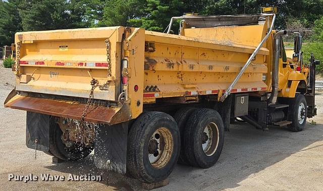 Image of International 7500 equipment image 4