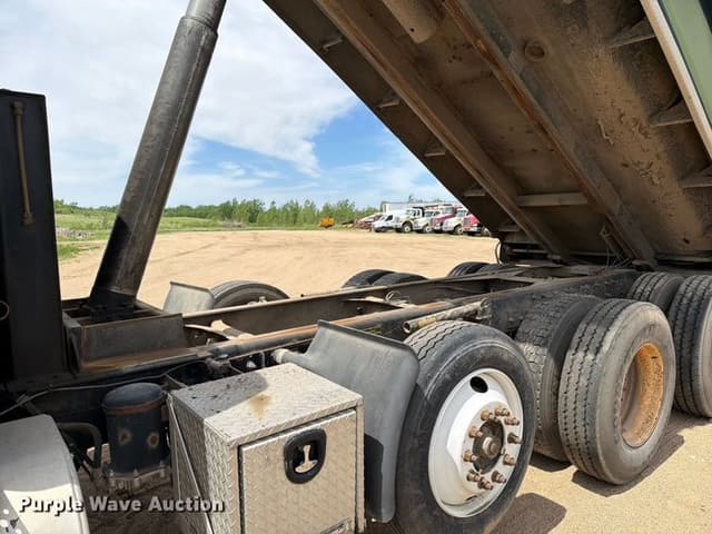 Image of International 7500 equipment image 1
